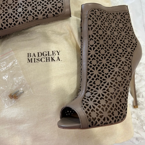 💥PRICE⬇️
 BADGLEY MISCHKA - High Heel Taupe Bootie - size 7 - - Picture 10 of 10